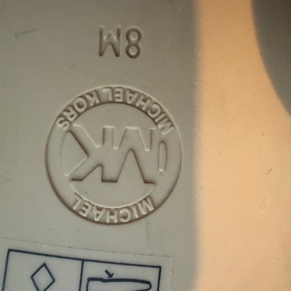 Never worn black leather with gold accents Michael Kors sandals size 8 - Picture 2 of 7